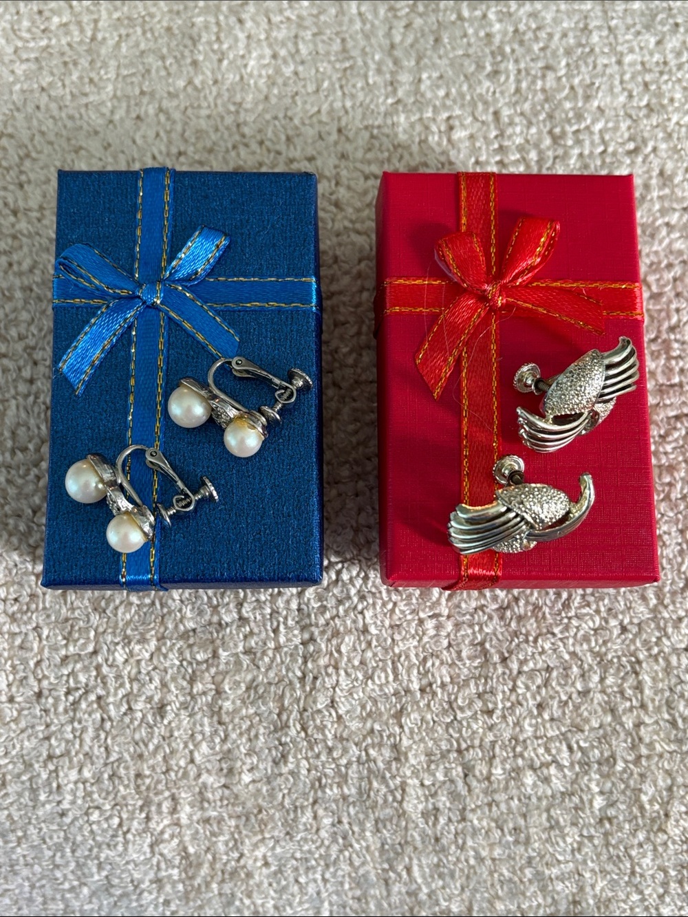 🟥2 Pairs Vintage Screw Back Earrings, Silver Tone, With Colorful Gift Boxes